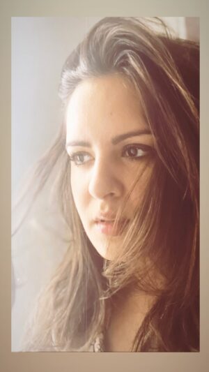 Venus Singh Instagram - A sunlight & phone camera experiment led to these raw, hair all over the place images, which I loved ♥️
.
No make up just the dark kohl eyes & this song which came up on my playlist as we clicked, add major vibe to these ♥️
.
#reels #reelsinstagram #reelitfeelit #réel #reel #kohl #kohleyes #eyes #darkeyes #naturalhair #natural #sunlight #iphone13 #iphonography #iphonephotography #gehraiyaan #naturallight