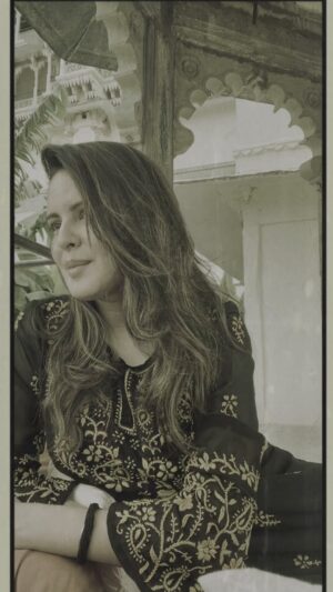 Venus Singh Instagram - Khumariyaan….haye ♥️
.
#romantic #love #suitsalwar #kalasuit #kalasuit🖤 #satindersartaaj #satindersartajfan #udaariyaan #smile #shy #hairlove #hairinthewind