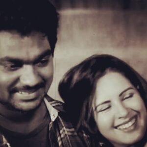 Venus Singh Instagram - “Pyaar dosti hai...Love is friendship ❤️❤️
.
.
.
Jitna bhi cliched sound kare par koi ek friend toh hota hai (or more if we are blessed!!) who is there to laugh with you or is just happy looking at you laugh. Who hides his tears in your happiness & will do anything to make you smile (chaahe saaree ki fall ho ya train ki ticket) !! Avantika ke liye woh Ronny tha 👫
.
.
.
2 years to this super fun show #chachavidhayakhainhamare & I am missing my dearest Ronny @zakirkhan_208 ❤️
Missing being on set with @vyom.nauts @randomvarun @alcurmally @hinaloza05_ & the entire fun bunch !! .
.
.
#chachavidhayakhainhamare #kuchkuchhotahai #bff #bffgoals #pyaardostihai #goodtimes #goodvibes #shooting #shootdiaries #friends #friendship #love #amazonprime #amazonprimevideo #happy #smile #smiles #laugh #laughter
