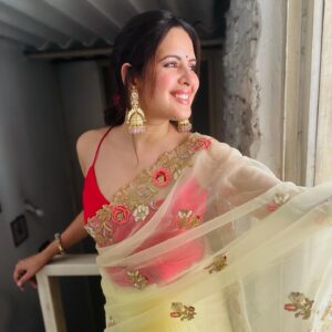 Venus Singh Instagram - Saarees are love ♥️
& I love them more when worn with unconventional blouses - makes it a little more fun !! 
.
Enjoyed styling this gorgeous one from @karagiri_ethnic, organza with floral embroidery 💖 
Both these pretty tops used as blouses from @zara , total love 💖
.
Celebrate the real you with @karagiri_ethnic #womenofkaragiri 
.
📸 @mmohita - the best 🤗😘
.
#saree #saari #sareelove #sareefashion #sareelover #styles #fusion #fusionwear #indianwear #karagiri #dressingup #dressup #zara #zaralovers