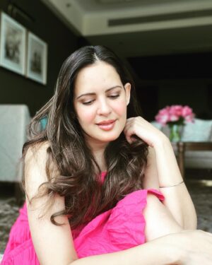Venus Singh Instagram - "Anything is possible with sunshine & a little pink" 
~ Lilly Pulitzer 
.
These ones for the pink dress, the pink flowers & for the endless good possibilities 🤍🌸
.
My mumma says that when I was a baby, jab main bahot Khush hoti thi toh I would scrunch up my nose & laugh !! 
I still do that ! Swipe to the last picture for my favourite expression ♥️
.
#pink #pinkpinkpink #pinkdress #fuchsia #pinkflowers #justahappygirl #happyday #smile #loosecurls #barbie #barbiestyle #mybarbielook #daymakeup #shotoniphone 🧿