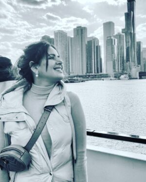 Venus Singh Instagram - From Chicago…. With love♥️
.
& with lot of calories 😋 from the Chicago deep dish pizza 
🍕 @giordanospizza 
.
.
This could also be one of my many mentally I’m here pictures … lol !! 
.
#chicago #chicagogram #lakemichigan #chicagoskyline #chicagosky #throwback #travelgram #travel #happiness #pink #takemeback