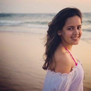 Venus Singh Instagram - Samundar aur Main .... .
Kuchh kahaaniyaan tasveeron mein ... .
.
Throwback to exactly an year back, this vacation with my mains @mmohita @puneetyadavs @apanjot.sahota @munisharma .
All pictures @mmohita ❤️❤️
.
P.S. - let’s keep our seas & oceans clean, be responsible travellers, do not dump garbage on the beaches or in the sea/ocean, respect marine life & their home. Love nature, for it to love you back. .
.
.
#sea #beach #beachholiday #beachholidays #goa #sunset #sunsetphotography #sunsets #shotoniphone #iphonography #white #smile #resortwear #beachvibes #happy #happiness 
#gazing #sunsetgazing