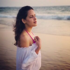 Venus Singh Instagram - Samundar aur Main .... .
Kuchh kahaaniyaan tasveeron mein ... .
.
Throwback to exactly an year back, this vacation with my mains @mmohita @puneetyadavs @apanjot.sahota @munisharma .
All pictures @mmohita ❤️❤️
.
P.S. - let’s keep our seas & oceans clean, be responsible travellers, do not dump garbage on the beaches or in the sea/ocean, respect marine life & their home. Love nature, for it to love you back. .
.
.
#sea #beach #beachholiday #beachholidays #goa #sunset #sunsetphotography #sunsets #shotoniphone #iphonography #white #smile #resortwear #beachvibes #happy #happiness 
#gazing #sunsetgazing