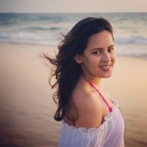 Venus Singh Instagram - Samundar aur Main .... .
Kuchh kahaaniyaan tasveeron mein ... .
.
Throwback to exactly an year back, this vacation with my mains @mmohita @puneetyadavs @apanjot.sahota @munisharma .
All pictures @mmohita ❤️❤️
.
P.S. - let’s keep our seas & oceans clean, be responsible travellers, do not dump garbage on the beaches or in the sea/ocean, respect marine life & their home. Love nature, for it to love you back. .
.
.
#sea #beach #beachholiday #beachholidays #goa #sunset #sunsetphotography #sunsets #shotoniphone #iphonography #white #smile #resortwear #beachvibes #happy #happiness 
#gazing #sunsetgazing