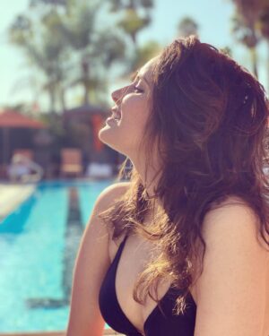 Venus Singh Instagram - This is my favourite memory of #beverlyhills 🌻😍💛
.
The first picture is me hoping that I’m looking a tiny bit like @brookeshields in the film #bluelagoon (I’ve had a girl crush on that look of hers since forever♥️)
.
The rest 3 are me happy that 1% I did look like her in the first picture & also coz it’s pool & sun time (water baby😍)
.
#waterbaby #pooltime #poolfun #sunbath #sunbathıng #nomakeup #beverlyhills #fourseasons #la  #losangeles #fourseasonshotel #california #californialove #memories #holiday #usa🇺🇸 #brookeshields #bluelagoon #shotoniphone #happy #happiness