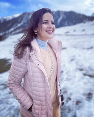 Venus Singh Instagram - Dashing through the snow 
On a one horse open sleigh 
Jingle bells, jingle bells 
Jingle all the way 🎄♥️🤍
.
These pictures from November 2021 are so Christmas perfect - joy & cheer-snow & smiles 🫶🏼 
.
📸 @mmohita - the best 🤗
.
#snow #snowfall #christmas #christmasfeels #winter #winterfashion #kashmir #kashmirtourism #sonmarg #sonmargvalley #holidays #winterholiday #joy #happiness #shotoniphone