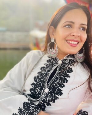 Venus Singh Instagram - Iss Paani ki aawaaz kuchh alag hai 
Iss Paani ka saaz kuchh alag hai 

Shaayad jannat mein Paani ki aawaaz alag hee hoti hogi… 
♥️

📸@mmohita , my favourite forever ♥️

#kashmir #srinagar #dallake #shikara #shikararide #winterholiday #tb #peace