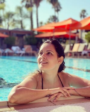 Venus Singh Instagram - This is my favourite memory of #beverlyhills 🌻😍💛
.
The first picture is me hoping that I’m looking a tiny bit like @brookeshields in the film #bluelagoon (I’ve had a girl crush on that look of hers since forever♥️)
.
The rest 3 are me happy that 1% I did look like her in the first picture & also coz it’s pool & sun time (water baby😍)
.
#waterbaby #pooltime #poolfun #sunbath #sunbathıng #nomakeup #beverlyhills #fourseasons #la  #losangeles #fourseasonshotel #california #californialove #memories #holiday #usa🇺🇸 #brookeshields #bluelagoon #shotoniphone #happy #happiness