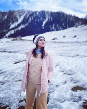 Venus Singh Instagram - Dashing through the snow 
On a one horse open sleigh 
Jingle bells, jingle bells 
Jingle all the way 🎄♥️🤍
.
These pictures from November 2021 are so Christmas perfect - joy & cheer-snow & smiles 🫶🏼 
.
📸 @mmohita - the best 🤗
.
#snow #snowfall #christmas #christmasfeels #winter #winterfashion #kashmir #kashmirtourism #sonmarg #sonmargvalley #holidays #winterholiday #joy #happiness #shotoniphone