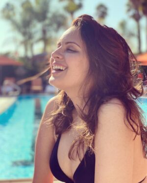 Venus Singh Instagram - This is my favourite memory of #beverlyhills 🌻😍💛
.
The first picture is me hoping that I’m looking a tiny bit like @brookeshields in the film #bluelagoon (I’ve had a girl crush on that look of hers since forever♥️)
.
The rest 3 are me happy that 1% I did look like her in the first picture & also coz it’s pool & sun time (water baby😍)
.
#waterbaby #pooltime #poolfun #sunbath #sunbathıng #nomakeup #beverlyhills #fourseasons #la  #losangeles #fourseasonshotel #california #californialove #memories #holiday #usa🇺🇸 #brookeshields #bluelagoon #shotoniphone #happy #happiness