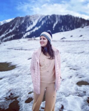 Venus Singh Instagram - Dashing through the snow 
On a one horse open sleigh 
Jingle bells, jingle bells 
Jingle all the way 🎄♥️🤍
.
These pictures from November 2021 are so Christmas perfect - joy & cheer-snow & smiles 🫶🏼 
.
📸 @mmohita - the best 🤗
.
#snow #snowfall #christmas #christmasfeels #winter #winterfashion #kashmir #kashmirtourism #sonmarg #sonmargvalley #holidays #winterholiday #joy #happiness #shotoniphone