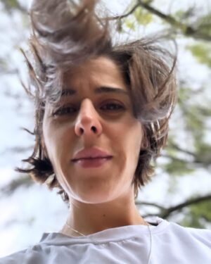 Verónica Bravo Instagram - El sauce llorón, los nenúfares, la mariposa, las flores exóticas, yo.