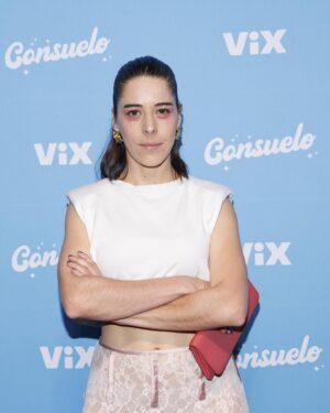 Verónica Bravo Instagram - El 19 de abril se estrena #consuelo por @vix estoy feliz de ser parte de este proyecto bello. Agradecida con @catalinaportou y todo el equipo de @themediaprostudio y emocionada de que ya la vaya a conocer el mundo. Gracias @matein_films @laama_marquez por la confianza y la mirada crítica y amorosa. Un placer gigante compartir con @cassandra_gsn @erick.chapa @catherinesiachoque @eileen.yanez @cam_zepol @alejandrogutierrezj @essinedaponte @sofi.monarrez @alexander_ventosa001_official y todo el resto de la banda! Gracias. 💜