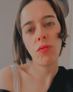 Verónica Bravo Instagram - Me cortaron otra vez mi pelo, mucho. Ando decidiendo si me gusta. Creo que sí. El filtro sí que me gusta.