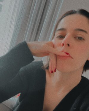 Verónica Bravo Instagram - Me cortaron otra vez mi pelo, mucho. Ando decidiendo si me gusta. Creo que sí. El filtro sí que me gusta.