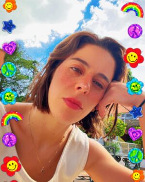 Verónica Bravo Instagram - Filtro improvisado de #pride 🩷❤️🧡💛💚🩵💙💜
