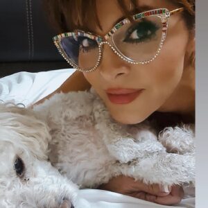 Verónica Macías Instagram - Amo pasar tiempo con mi perrito Cottage 🐶, lo amo!!💖🐩
Mis lentes son de @consultoriovisual HERMOSOS! 
#perrito #perritosfelices #lentes