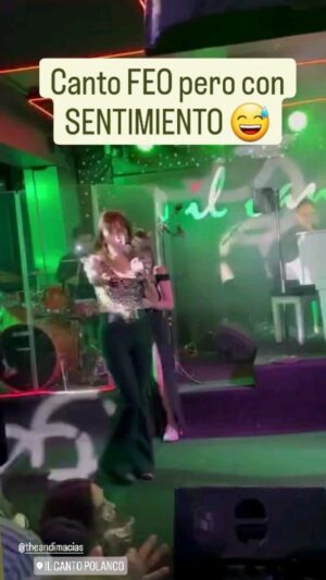 Verónica Macías Instagram - #karaoke #selena #cantantefrustrada 😅🤣