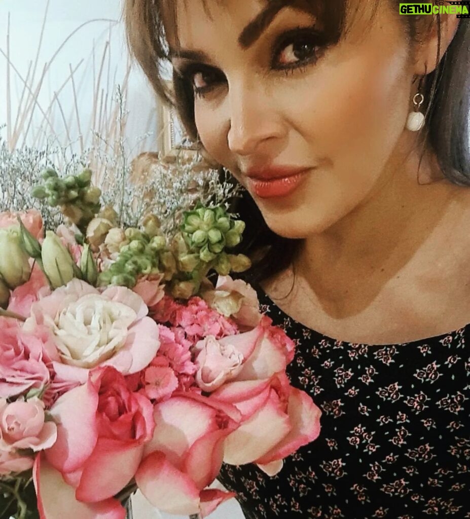 Verónica Macías Instagram - Gracias por mus rosas 🌷🌷🌷🌷 @themelrosegarden