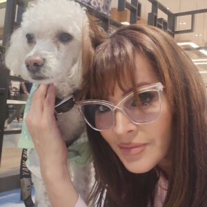 Verónica Macías Instagram - Mi amiguito siempre conmigo 🐩💕
Lentes:
@consultoriovisual