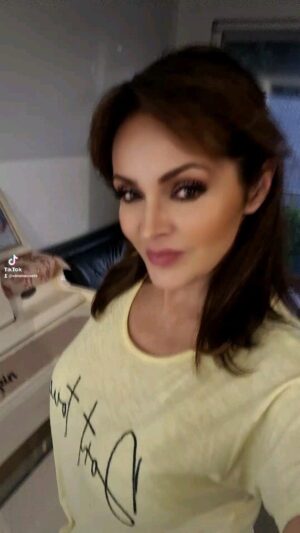 Verónica Macías Instagram - Hoy es VIERNES y el CUERPO lo sabe!!!😅🤣😂
#hoyesviernes
#viernes