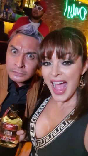 Verónica Macías Instagram - Soy fan de este hombre EXCELENTE COMEDIANTE @jjelcomediante

@restaurantecasaembajadoroaxaca 
#mezcalartesanal #mezcal