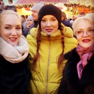 Vera Sotnikova Instagram - Праздники продолжаются! С моими дорогими, родными! Катя и Аня Широковы.#рождество#краснаяплощадь#родственники#гости#веселье#праздник#гулянья#народныегулянья#новыйгод#теплота#душевность#