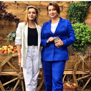 Vera Sotnikova Instagram - Вчера на конно-спортивном мероприятии познакомилась с Аделиной Сотниковой. Олимпийской чемпионкой, умницей и красавицей, моей однофамилицей. Какое приятное знакомство!!! Сегодня у Аделины день рождения. Хочу поздравить прекрасную девушку и пожелать реального счастья во всем-в творчестве, в спорте, в любви! Красоты и гармонии, тебе в жизни, Аделиночка!!! Обнимаю, Сотникова.#аделинасотникова#олимпийскаячемпионка#призер#олимпийскиеигры2014#однофамилицы#спорт#фигурноекатание#олимпиада#деньрождения#знакомство#