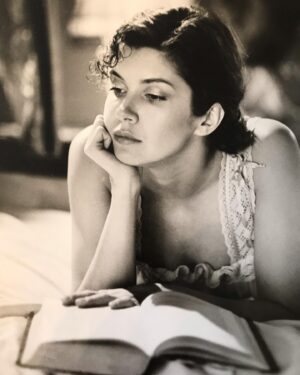 Vera Sotnikova Instagram - Мне судьба подарила уникальных педагогов и учителей. Олег Ефремов, Андрей Мягков, Анатолий Васильев, Михаил Буткевич . Но были и учителя невидимые - любимые книги. Когда-то в далеком 1982 году я прочитала книгу ,, Семь дней в Гималаях’’ Валентина Сидорова. В то время такая информация считалась запретная, а там … восточная философия ! Анастасия Вертинская давала почитать  эту рукопись своим друзьям во МХАТе. Мне повезло- в мои руки  попали перепечатанные страницы этой книги и… я ее всю переписала. Вот , например, три изречения великих Махатм Тибета:... Радость-особая мудрость!; Имейте отношение к приходящей мысли; Слова-крылья духа’’… что же тут запретного и опасного? Почему там , наверху так боялись такую литературу? Не хотели, чтобы народ что -то знал о гармонии ума, тела и души? Чтобы мы были здоровыми, мудрыми и счастливыми? Может, и правда , там считали , что управлять стадом проще?! … Слава богу, сейчас можно читать все , что захочешь. Сейчас перечитываю ,,Цветок жизни’’ Друнвало Мельхиседека, ,,Утро магов’’ Луи Повеля и Жака Бержье.  А что читаете вы? Есть ли место там эзотерике, мистике, научной фантастике? Это не праздный вопрос. Мне это очень нужно сейчас знать. Поверьте.#книги#любимаякнига#литература#фантастика#фантастическийреализм#фентези#история#праистория#теософы#восток#тибет#махатмы#знания#запретнаяистория#
