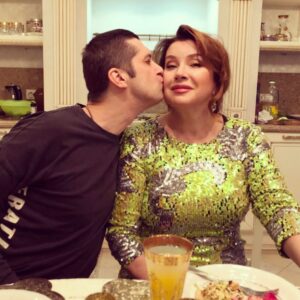 Vera Sotnikova Instagram - Дождалась поцелуя от сыночка своего! Такая довольная!#сын#единственныйсын#мать#праздник#душа#семья#дружба#взаимопонимание#взаимопомощь#счастье#настоящаялюбовь#