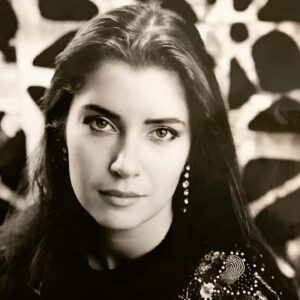 Vera Sotnikova Instagram - Удивительно! Сегодня нашла фотографию. Сто лет ее не видела. А под фотографией вырезка из газеты , быть может. Там такие стихи:
Время пришло,
Когда с восторгом  Ты поприветствуешь себя,  Пришедшего к собственной двери,  Отразившегося в собственном зеркале.  Вы оба улыбнётесь и будете рады, скажете: ,,Привет, садись!’’ Накормите его обедом.  Вам будет близок странник, кто есть -Вы.
Несите же вино. Несите хлеб. Несите сердце.  Несите все для странника, который любит Вас всю жизнь, кого Вы позабыли ради других, кто знает Вашу боль.
Достаньте же шкатулку со словами Любви, что предназначены другим,  Достаньте фотографии, достаньте дневник свой, где Вы правду открывали. Садитесь рядом.  Праздник наступил!#стихи#откровения#придтиксебе#найтисебя#бытьссобоючестным#бытьсобой#бытьдобру#