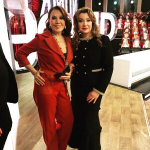 Vera Sotnikova Instagram - Давай , Азиза, договоримся всегда оставаться молодыми ... Хотя , о чем я?@azizamuhamedova#встреча#певица#актриса#театр#сцена#тв#передача#мнение#вера#