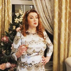 Vera Sotnikova Instagram - Дорогие! С Новым годом! С наступившим!#новыйгод#поздравление#чудо#елка#вера#нажежда#любовь#проект#кино