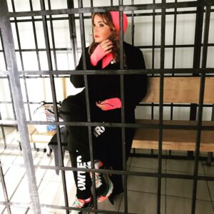Vera Sotnikova Instagram - Доигралась!#тюрьма#отсумыиоттюрьмынезарекайся#вера#актриса#судьба#
