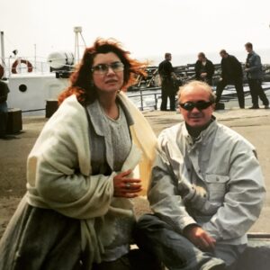Vera Sotnikova Instagram - Два раза поджигала  Андрюшу Панина в спектакле ,, Гофман’’ во МХАТе…Моцарт! Звон колокола! Ночь. Балкон. Панин. Я шла на Андрея со свечкой… вставала на колени, обнимала его одной рукой, целовала, а в другой руке свечка была рядом с его волосами. Зрители кричали: ,,Огонь!’’ Небольшой шок, сбиваем пламя, доигрываем спектакль. В антракте жена Андрея Наташа Рогожкина говорит:,,Не сожги моего мужа’’. Торжественно обещаю. Прошу прощения... На следующем спектакле приближается сцена на балконе. Я помню, что свечку нужно держать подальше от волос Панина…Балкон. Музыка Моцарта. Ночь. Свечка. Панин. Я иду, сажусь на колени, обнимаю, целую и все забываю. Опять зрители кричат: ,,Огонь!’’ Прошло двадцать лет и я до сих пор не понимаю, что это было. Андрюшина энергия! Его сумасшедшая харизма! Талант! Как он говорил эти слова:,, Тоска по совершенству!’’!!!!!!! Люблю тебя, Андрей!#андрейпанин#гофман#мхат#гастроли#байкал#спектакль#талант#скучаю#