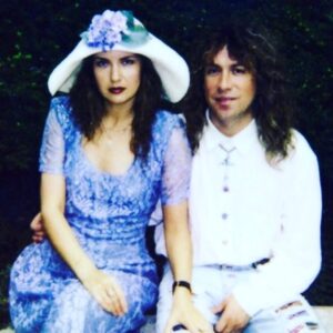 Vera Sotnikova Instagram - Простите за полароидную фотографию... но тут мы с Вовой такие молодые и классные! Не хочется верить, что уже 64... нет! Этого не может быть!.. Но,что поделаешь?... Кричи, не кричи!  Время не умолимо! Следующий день после дня рождения- это все-равно начало нового периода жизни и прожить его надо опять и опять на вершине эмоций, творчества, вдохновения, с верой , что все самое лучшее ещё впереди.  С днём рождения тебя, Володя!!!#кузьмин#владимиркузьмин#кузьминвладимир#деньрождения#поздравление#поздравлениесднемрождения#музыкант#певец#мультиинструменталист#народныйартист#лучший#музыка#любовь#песня#гитара#