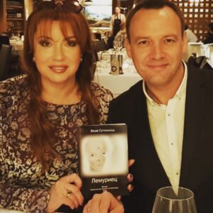 Vera Sotnikova Instagram - Свершилось!!! Вчера мой юрист Сергей Гебель @sergeihebel привёз мне договор с лучшим кинопродюсером страны Сергеем Сельяновым! Теперь главное- написание сценария по моему роману,, Лемуриец". Впереди трудная , но такая долгожданная работа! ,, Поехали"!!!!!!!!!!!!!!!!#роман#сценарий#кино#фентези#сельянов#сергейгебель#