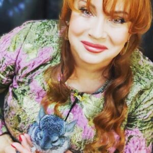 Vera Sotnikova Instagram - На программе,, На самом деле" есть свой талисман! Шиншилла Миша! Все хорошо, только я всегда думаю: ,,А как ему спать одному в клетке, когда все уходят?" Попрошу редакцию программы мне его отдать! #1канал#Первый#шиншилла#миша#насамомделе#животные#любовь#забота#