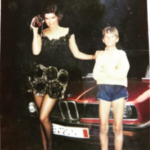 Vera Sotnikova Instagram - Я после 18 лет была с короткой стрижкой только один раз.  Осталась  вот такая полароидная фотография. Как я жалею, что мало фотографий с сыном... Детей надо постоянно снимать. Растут, меняются, взрослеют. Уже дважды папа!