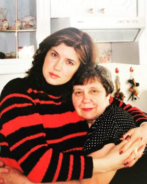 Vera Sotnikova Instagram - Сегодня моей маме исполнилось бы 93 года! На этой фотографии ей 72!!! Я теперь понимаю, почему она так всегда молодо выглядела. Она  никогда не унывала, всех заряжала своей прекрасной доброй энергией,очень любила работать  и , не смотря ни на что, всегда верила в лучшее. Улыбалась, пела и танцевала, когда приходили гости. А как она любила гостей!!! Пироги напечет. С мясом, с грибами, с капустой. Наполиончики состряпает, ватрушечки разные. Всегда вкусные блюда, много рыбы. Мы же на Волге жили! Большой красивый стол с белой скатертью( обязательно поглаженной. Всегда говорила мне: ,, Скатерти без глажки быть не должно на столе. ) А приготовленной еды было столько, что не куда было ставить тарелки. Как же сейчас грустно! Сейчас бы приготовить салатики, испечь пироги, налить рюмочку водки и за мамин день рождения!!!!!!! Мама была очень творческим человеком. Писала стихи. И как я жалею, что не издала сборник ее стихов. Как бы ей было приятно подержать в руках свою книжку. Никогда не надо оставлять что -то на потом, тем более, когда это касается твоих родных. Конечно,  уже поздно, но все -равно хотя бы одно ее стихотворение. Вот-  НАДЕЖДА.  Прожить мне жизнь свою.  Не так уж было просто.  Все было в ней и радость, и  печаль.  Что быстро годы пролетели,  Конечно, очень жаль.
Все годы мною прожиты  По совести и чести,  Что мне и духу придаёт,  Как хочется поверить в чудо,  Что время лучшее придёт.  Как хочется, чтоб дети  Были счастливы и внуки,  Чтобы беда обошла их  Стороной.  И чтоб они в любые годы  Жизни  Оставались чистыми душой.#мама#деньрождения#93#единственная#спасибомама#спасибозавнука#спасибозапомощь#спасибозапонимание#спасибозалюбовь#скучаю#плачу#
