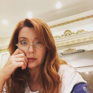 Vera Sotnikova Instagram - Вы не поверите, но сегодня  мне приснилось падение самолёта. Слышала страшный скрежет. Выбежала на улицу, открыла дверь и увидела большое крыло самолёта прямо над собой. Дом не был разрушен, только немного забор. Пожара тоже не было.Чтобы выйти за территорию своего участка, нужно было пройти под крылом воздушного судна. Как же я была удивлена, когда узнала, что сегодня экстренно сел на поле самолет- А 321. Это что? Предвидение? Что такое сон? Астральное путешествие, когда можно видеть аварию в Жуковском, находясь в собственном доме, в собственной постели ? Расстояние между моим домом и местом посадки самолёта 99 км. Совсем было бы круто, если бы это случилось рядом. Но , слава богу, нет! Слава богу,это сон!!! Что же это я говорю?! Для меня сон- а для других реальность.