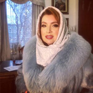 Vera Sotnikova Instagram - Счастливая еду домой со съёмки. Попала в жуткую пробку. Выпал небольшой снег ... и движение встало. Почему так происходит? Кое-кто не успел переобуться и реально притормаживает?! Или же все не поменяли резину??? Сегодня же не пятница! И время 16.25!!!#зима#первыйснег#пробки#время#