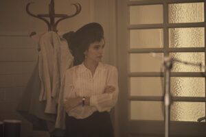 Verónica Echegui Instagram - Esta es Amparo Priego.
#lospacientesdeldoctorgarcía de Almudena Grandes llega mañana a @netflixes y estoy deseando que la viváis y la sintáis en vuestras carnes…🚢🔥💔
Gracias @diagonaltelevisio y @rtve