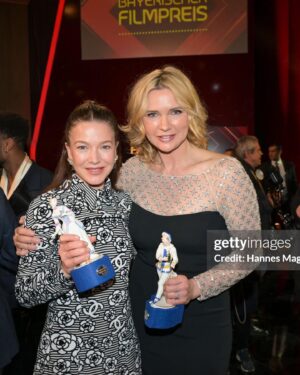 Veronica Ferres Instagram - Was für ein Wochenende. 🏆💃

Am Freitag, durfte ich beim Bayerischen Filmpreis den Ehrenpreis des Ministerpräsidenten entgegennehmen und gestern hatte ich einen tollen Abend gemeinsam mit meinem Mann @maschmeyer auf dem deutschen Filmball. ☺️ 

Heute genieße ich noch etwas Zeit mit der Familie, bevor es für mich nach Köln geht. Habt einen tollen Sonntag!

📸: 
Bild 2-6: @gettyimages / @magerstaedthannes 
Bild 7: @imago.images / Bildagentur Monn

#bayerischerfilmpreis #deutscherfilmball