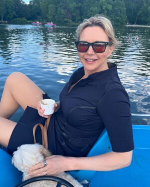 Veronica Ferres Instagram - Mit einem Eis🍦und der besten Beifahrerin Luna 🐶 das sonnige Wochenende ausklingen lassen! 

Ich wünsche euch einen tollen Start in die neue Woche. 

#happynewweek