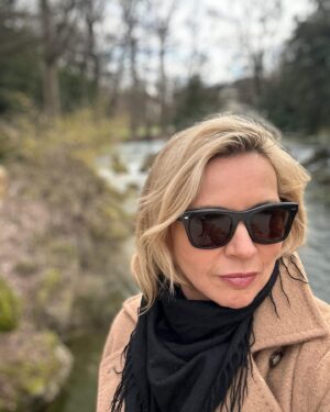 Veronica Ferres Instagram - Nach 10 Tagen Berlinale endlich wieder zuhause. Happy to be back Home bei meinen Liebsten! 🎬🏡