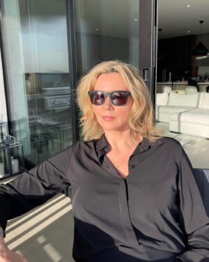 Veronica Ferres Instagram - Girls just wanna have f̶u̶n̶ sun! 🤷🏼‍♀️☀️

Ich liebe es, wenn die Sonne wieder öfter rauskommt, die Tage länger werden und die Temperaturen höher gehen.😍 

Was ist euer liebste Jahreszeit?

#frühling #sonne