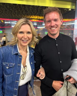Veronica Ferres Instagram - Wie schön, ich habe unseren Bundestrainer @julian.nagelsmann getroffen! 😀⚽️
