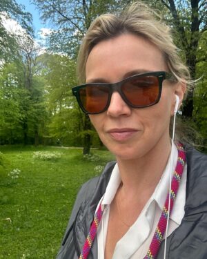 Veronica Ferres Instagram - Ein wunderschöner Frühlingstag hier in München. 😍

Genieße diese freien Wochenenden ganz besonders - einfach mal abschalten und den Moment genießen. 🙏🏼

Was steht auf eurem Wochenendplan? 😊 #wochenende